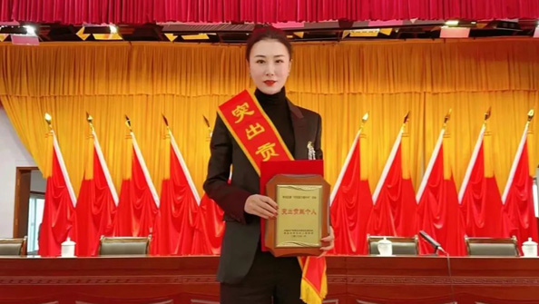 熱烈祝賀集團(tuán)總經(jīng)理張娟在李滄區(qū)“作風(fēng)能力提升年”活動(dòng)中，獲評(píng)“突出貢獻(xiàn)個(gè)人”榮譽(yù)稱號(hào)
